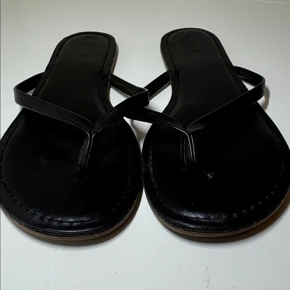 J. Crew women’s black flip flops. 9. - Picture 3 of 6